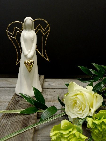 Keraaminen enkelikoriste